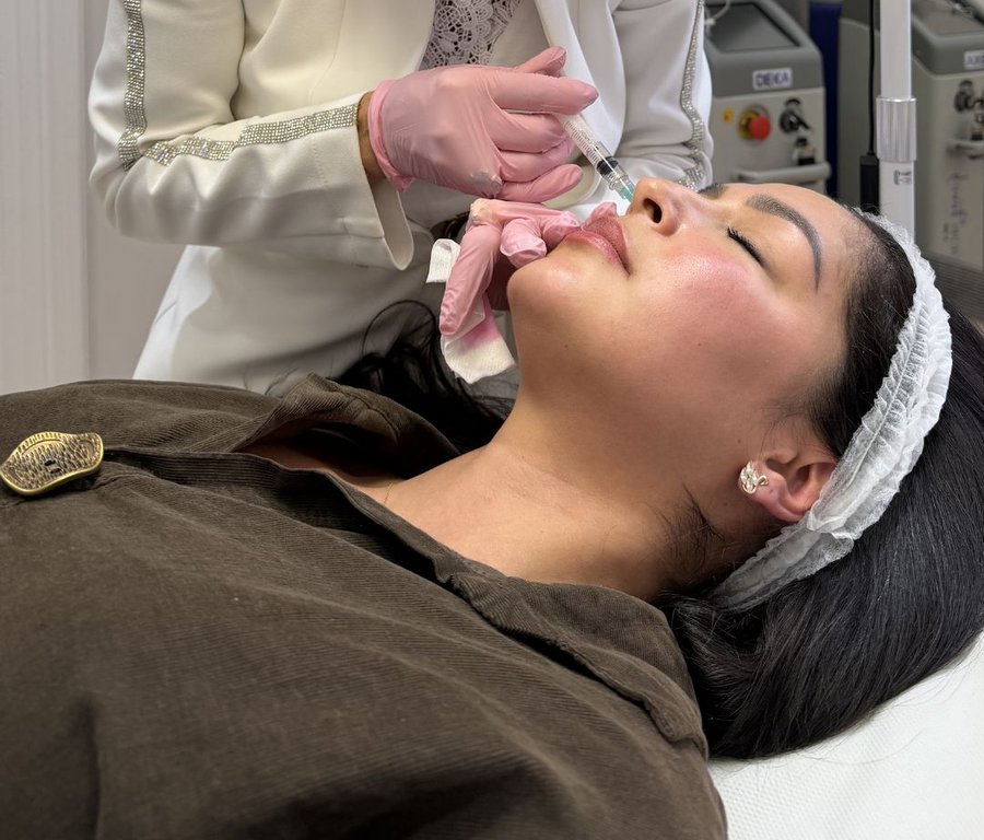 Doctora valorando el rostro de una paciente en consulta — deOLIVEIRA Clinic