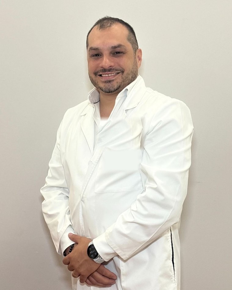 Dr. Diego Sturletti, Cirujano plástico en deOLIVEIRA Clinic
